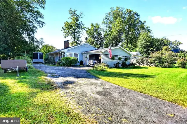 7123 Alger Rd, Falls Church