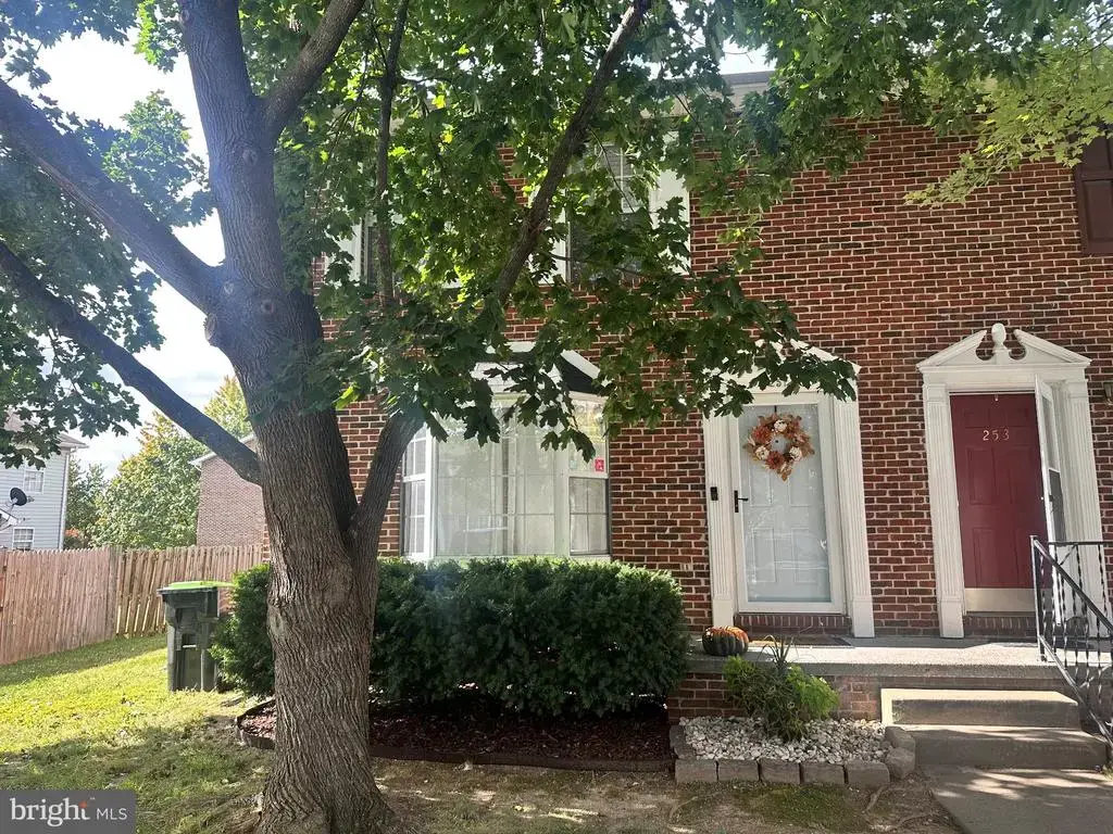 251 Waterford Ln, WINCHESTER