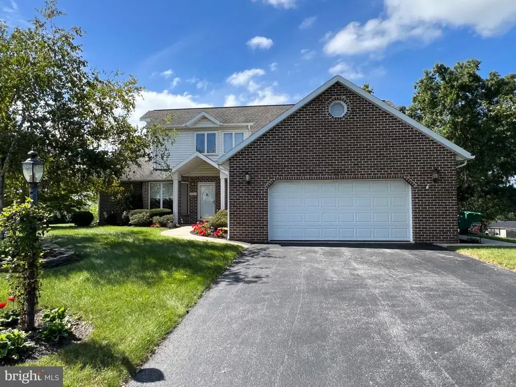 221 Topaz Dr, CHAMBERSBURG