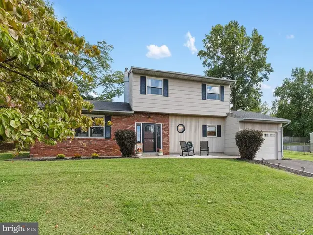 2051 Roselyn Dr, Feasterville Trevose