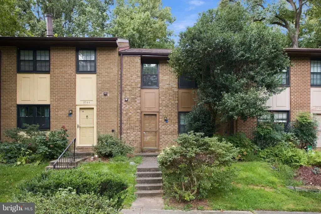 2042 Headlands Cir, RESTON