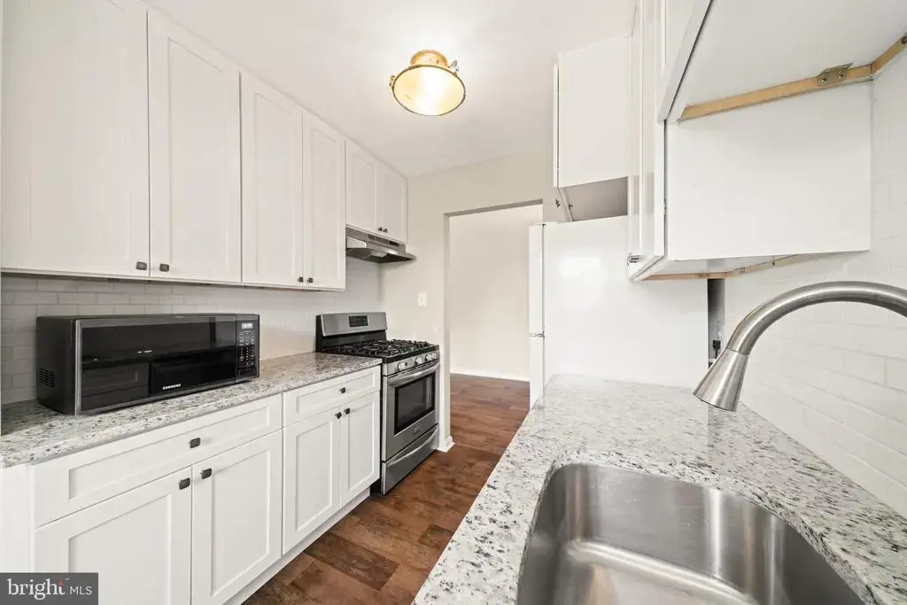 5915 Mayflower Ct #304, ALEXANDRIA
