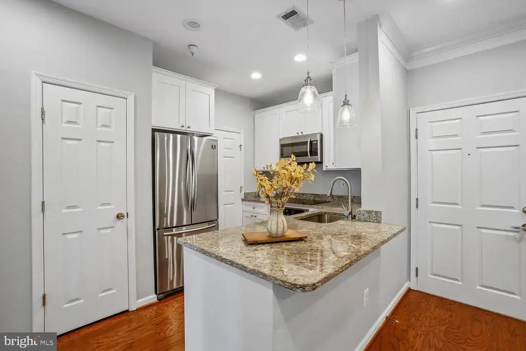 1571 Spring Gate Dr #6106, MCLEAN