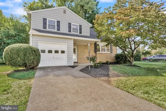 6054 Edward Dr, Mechanicsburg