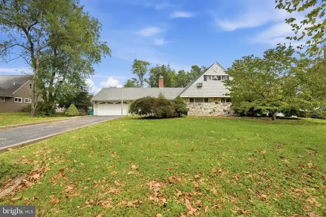 6 Seckelpear Rd, Levittown
