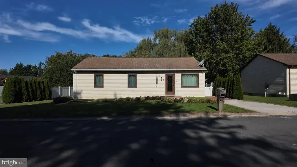 8 E Locust Ln, NEW OXFORD