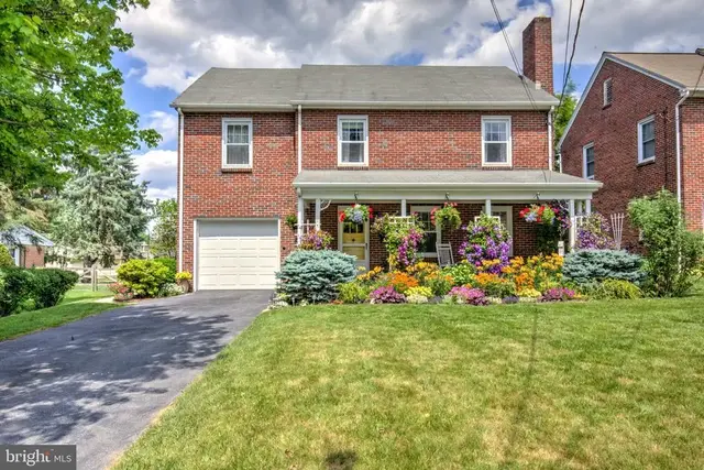 67 N Kinzer Ave, New Holland