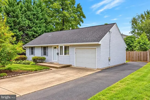 1925 Storm Dr, Falls Church