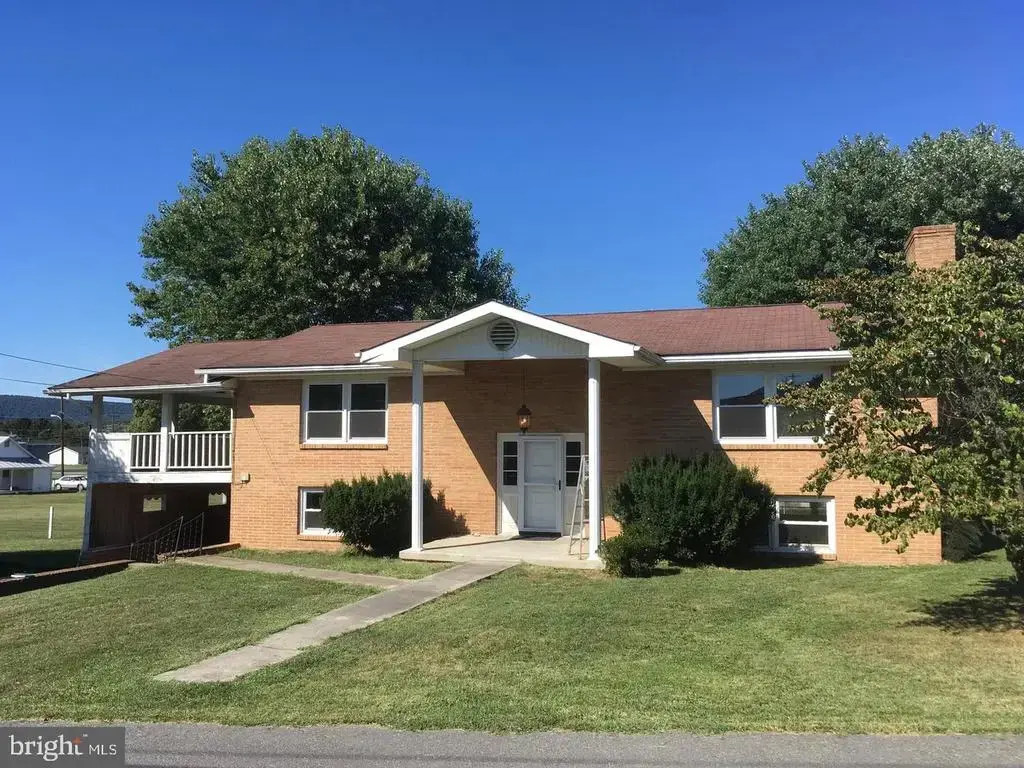 208 Eisenhower Dr, MOOREFIELD