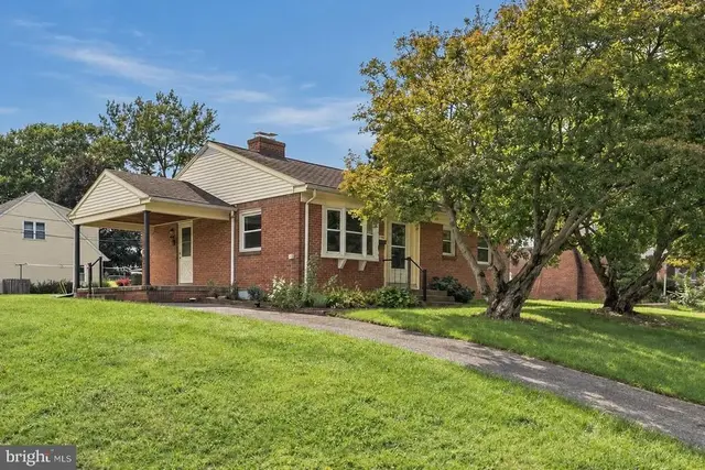 2240 New St, East Petersburg