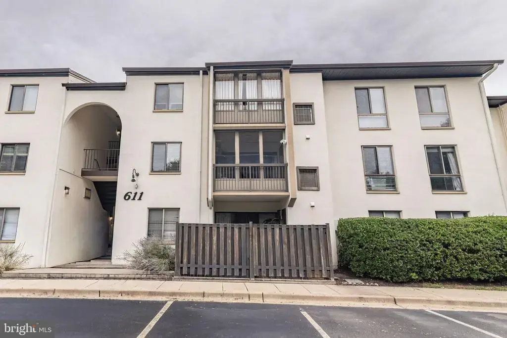 611 Center St #104, HERNDON