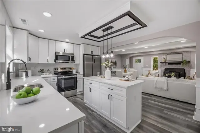 94 Pine Rd, Pasadena