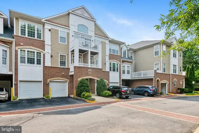 7860 Rolling Woods Ct #201, Springfield