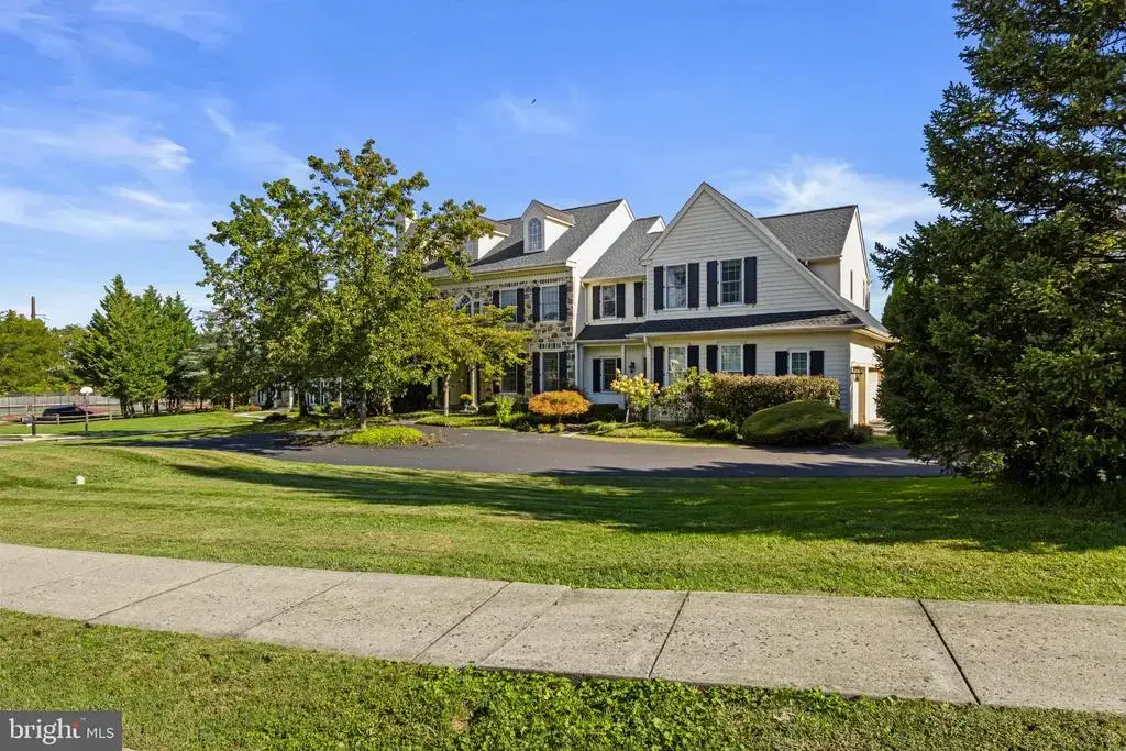 210 Quisset Ln, WAYNE