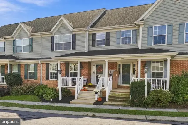 256 Cool Creek Way, Lancaster