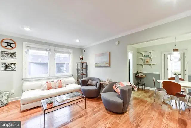 718 S Washington St #203, Alexandria