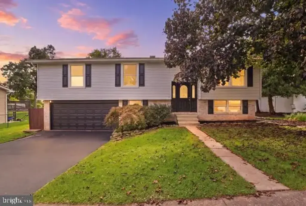 216 Maplewood Dr, DOVER