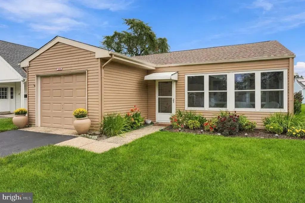 216 Huntington Dr, SOUTHAMPTON