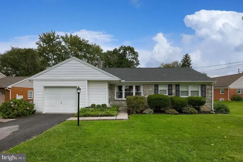 2197 Veumont Dr, LANCASTER