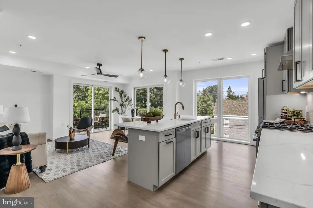 1201 N Quinn St #201, ARLINGTON