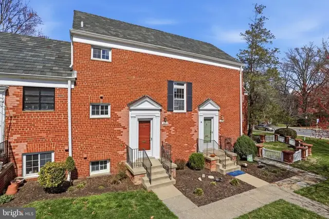 3105 Martha Custis Dr, Alexandria