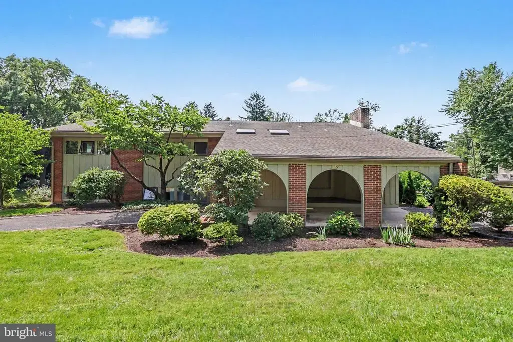 1935 High St, CAMP HILL