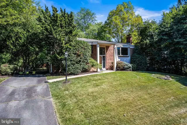 1317 Macbeth St, Mclean