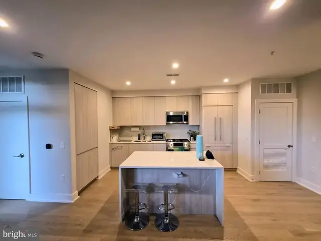 701 Swann Ave #306, Alexandria