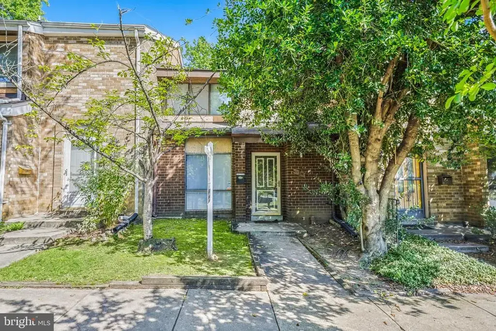 8212 Canning Ter, GREENBELT