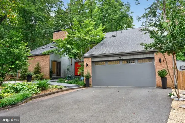 2003 Upper Lake Dr, Reston
