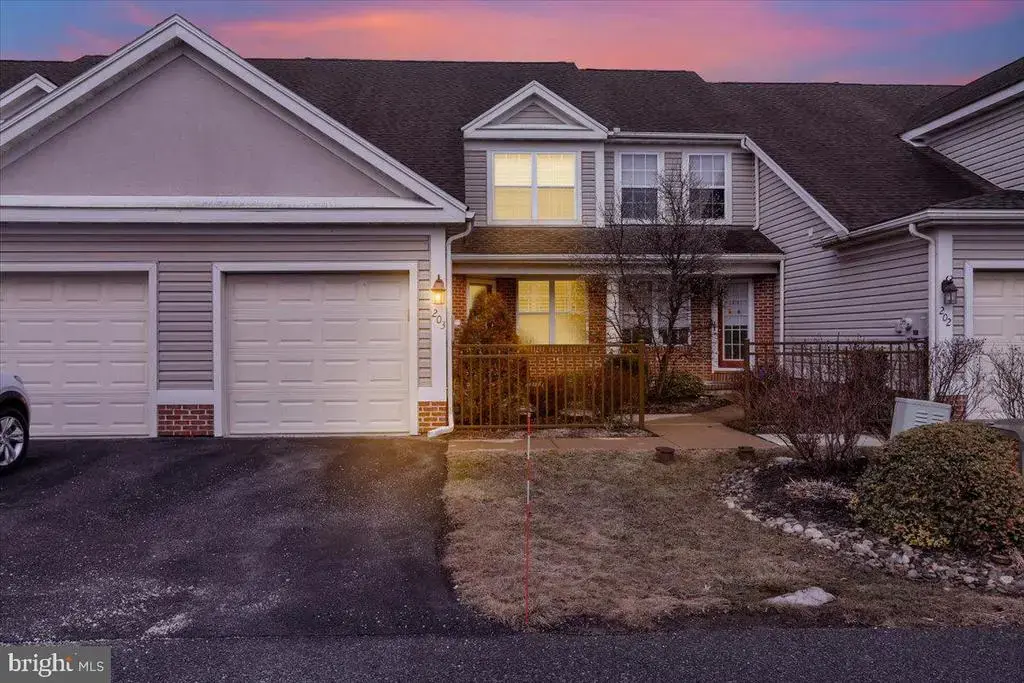 203 Oak Hill Ln, READING