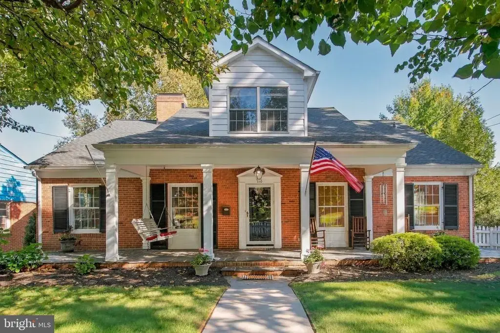 718 Academy Cir, WINCHESTER