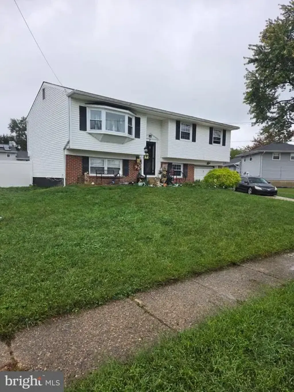 2 Walnut Dr, BURLINGTON