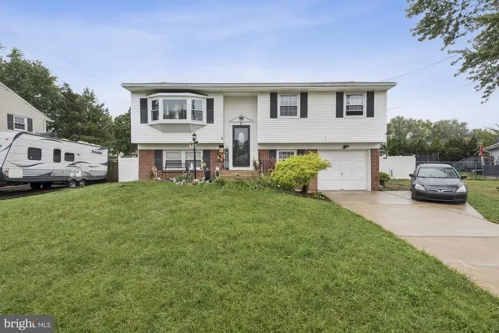 2 Walnut Dr, BURLINGTON