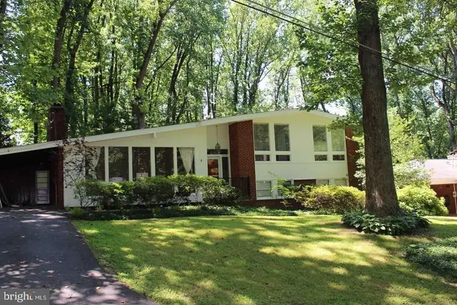 3720 Woodland Cir, Falls Church