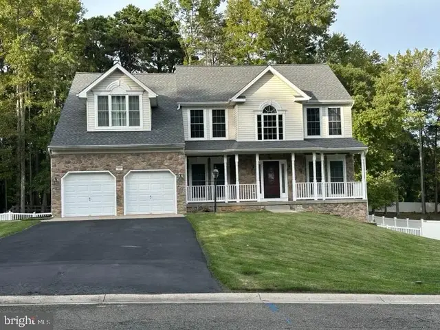 40 Theresa Ln, Charlestown