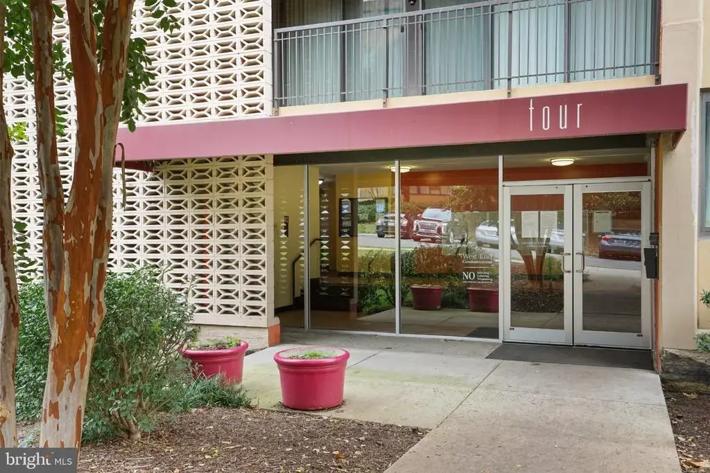 4 S Van Dorn St S #301, ALEXANDRIA
