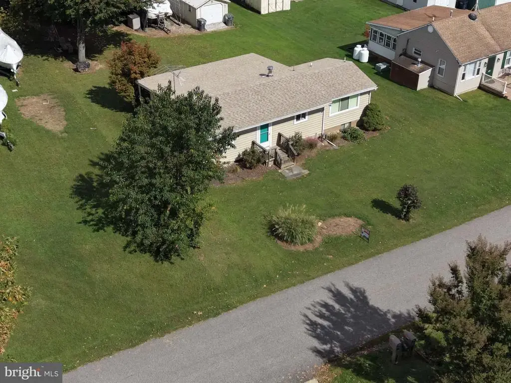 17 Midway Dr, EARLEVILLE