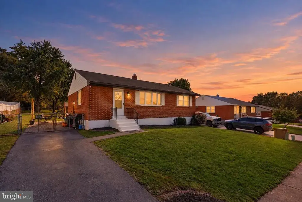 32 Tiverton Cir, NEWARK