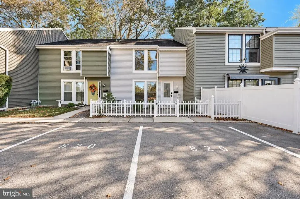 820 Joan Ter, READING