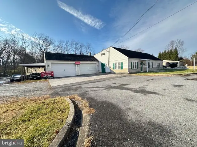 635 E Main St, Berryville