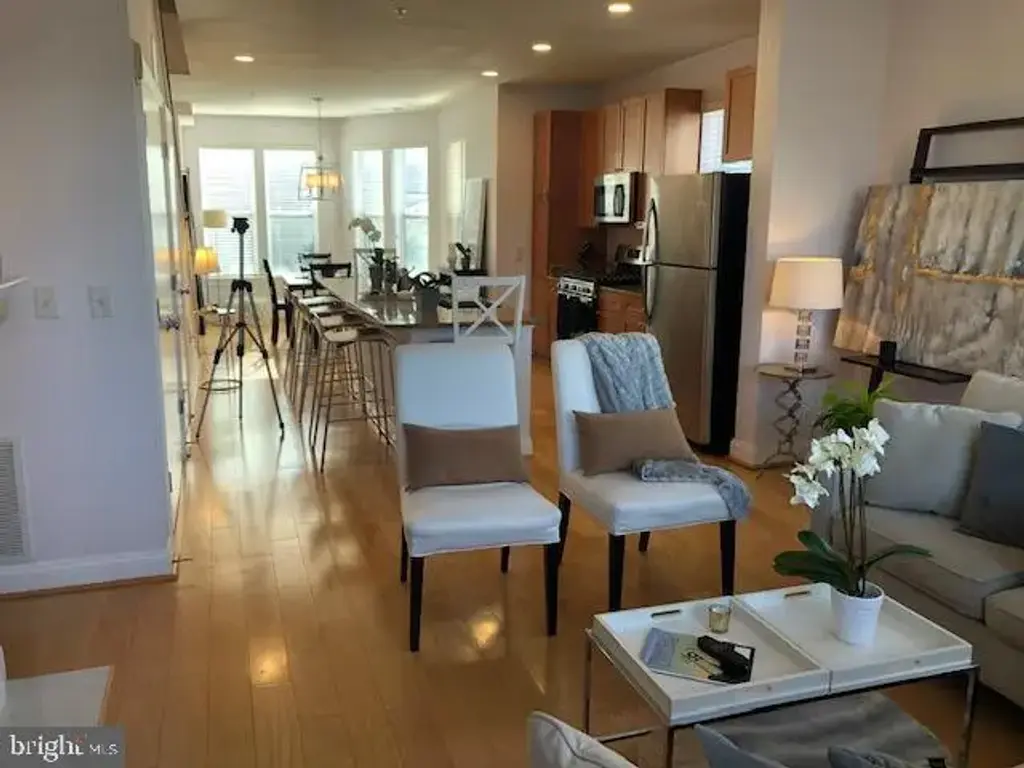 1633 Colonial Ter #201, ARLINGTON