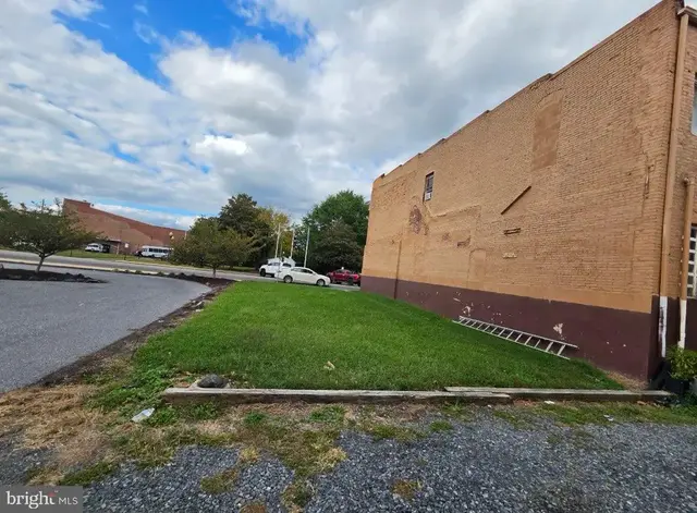 114 E Market St, Laurel