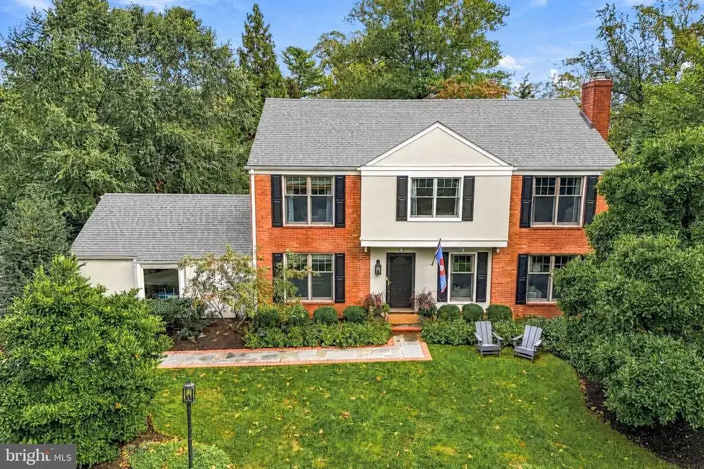 393 Colket Ln, WAYNE