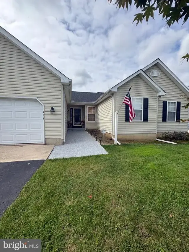 454 W Harvest Ln, Middletown