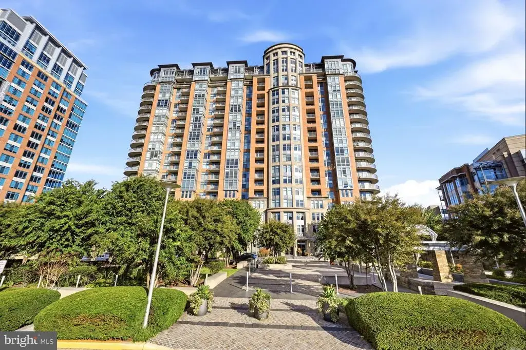 8220 Crestwood Heights Dr #908, MCLEAN