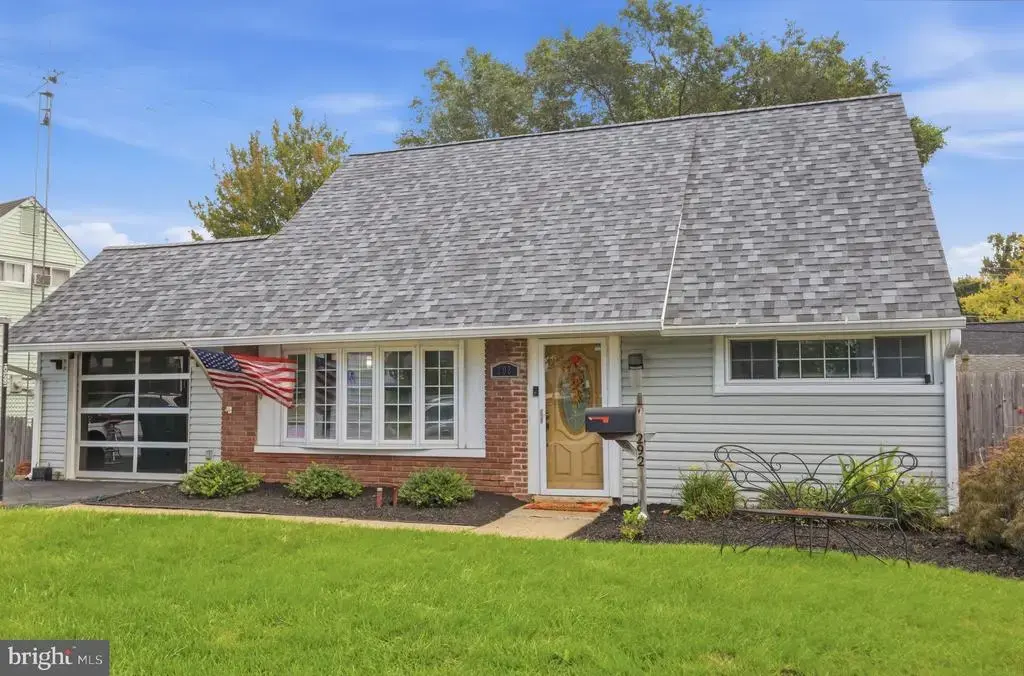 292 Indian Creek Dr, LEVITTOWN