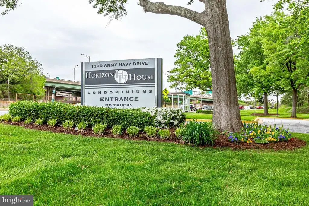 1300 Army Navy Dr #827, ARLINGTON