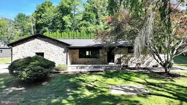 11 Locust Ln, Orwigsburg