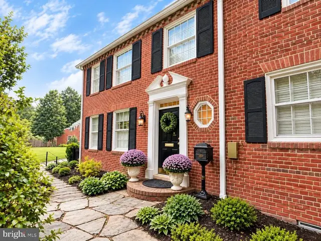 3705 Lorcom Ln, Arlington